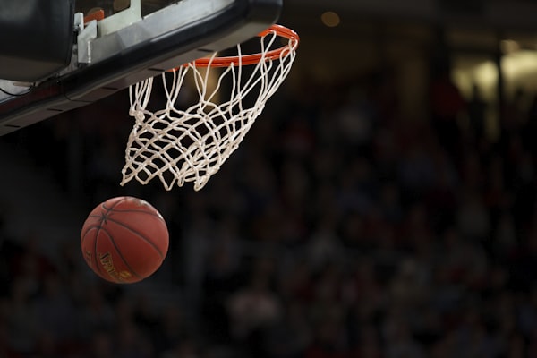 NBA季后赛篮球比赛精彩瞬间 - 球员飞跃扣篮